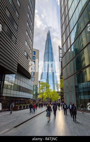 London, Großbritannien - 26 April 2018: Moderne Architektur von mehr London statt mit dem Shard im Hintergrund - höchste Gebäude in Westeuropa Stockfoto