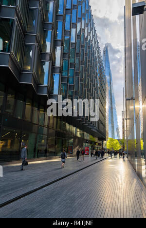 London, Großbritannien - 26 April 2018: Moderne Architektur von mehr London statt mit dem Shard im Hintergrund - höchste Gebäude in Westeuropa Stockfoto