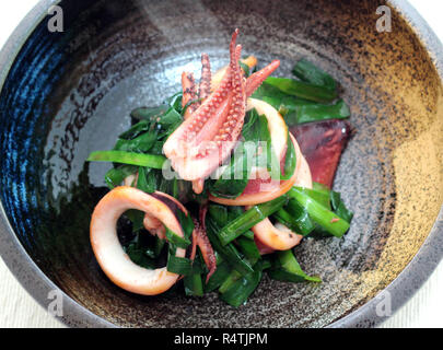 Sautierte Tintenfisch mit Zwiebel in asiatische Schale Stockfoto