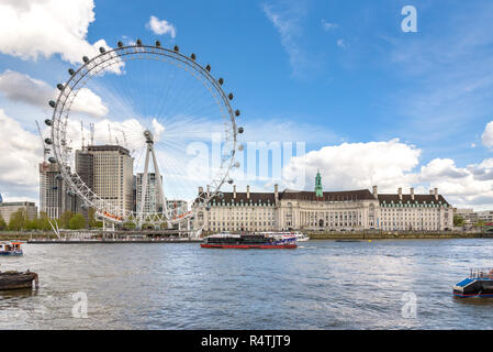 London, Großbritannien - 26 April 2018: London Eye und der County Hall upon Thames River von der Victoria Embankment gesehen Stockfoto