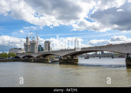 Vief der Waterloo Bridge über die Themse in London, Großbritannien Stockfoto