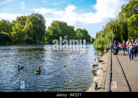 Touristen ihre Zeit am St. James's Park See in St James's Park, London, England, Vereinigtes Königreich, Stockfoto