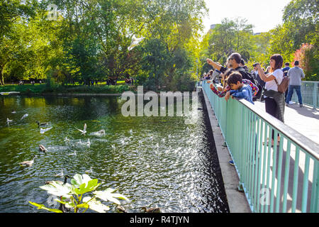 Touristen ihre Zeit am St. James's Park See in St James's Park, London, England, Vereinigtes Königreich, Stockfoto