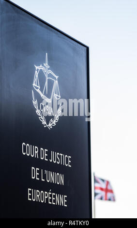 In Luxemburg, der Europäische Gerichtshof, mit einem Out-of-focus Union Jack im Hintergrund Stockfoto