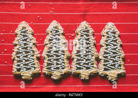 Weihnachtsbaum geformte Weihnachtsplätzchen arrangiert in einer Reihe Stockfoto