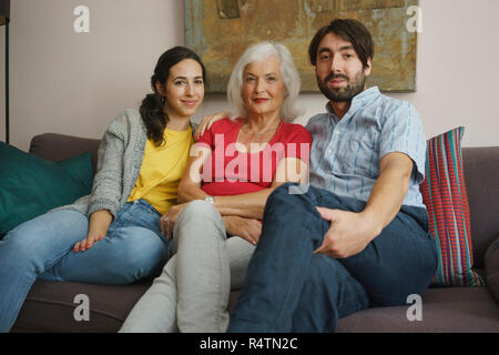 Portrait ältere Mutter mit Tochter und Sohn auf Sofa im Wohnzimmer Stockfoto