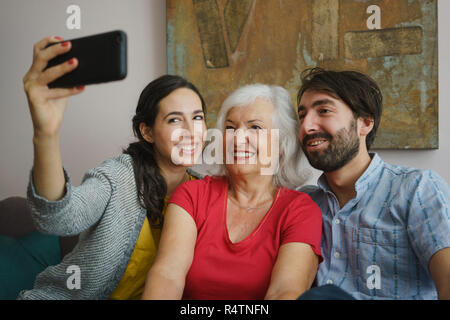 Ältere Mutter, die mit Tochter und Sohn selfie Stockfoto