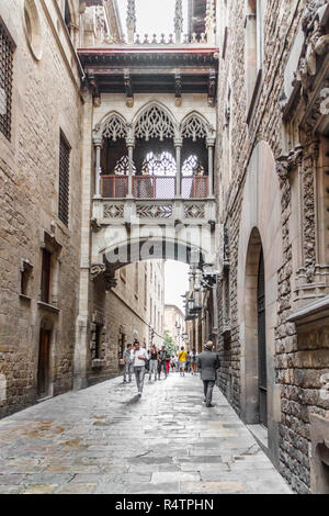 Barcelona, Spanien - 4. Oktober 2017: Touristen in der Carrer del Bisbe und die Bishops Bridge. Die Straße ist in der berühmten Gotischen Viertel Stockfoto