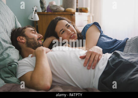 Paar entspannende und Gespräch am Bett Stockfoto