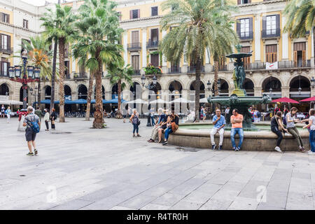 Barcelona, Spanien - 4. Oktober 2017: In Placa Reial von La Rambla. Das Quadrat ist beliebt für Restaurants und das Nachtleben. Stockfoto