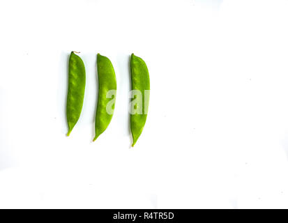 Drei snap pea Pods auf einer minimalistischen weißen Hintergrund Stockfoto