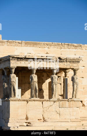Athen. Griechenland. Die caryatid Halle des Erechtheion (erechtheion) antiken griechischen Tempel auf der Nordseite der Akropolis war Athene geweiht und Stockfoto