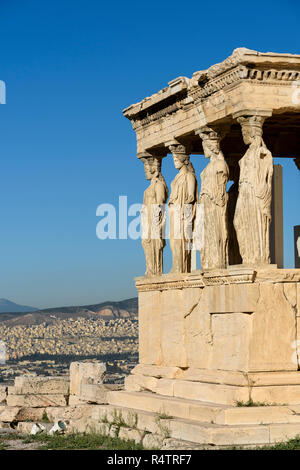 Athen. Griechenland. Die caryatid Halle des Erechtheion (erechtheion) antiken griechischen Tempel auf der Nordseite der Akropolis war Athene geweiht und Stockfoto