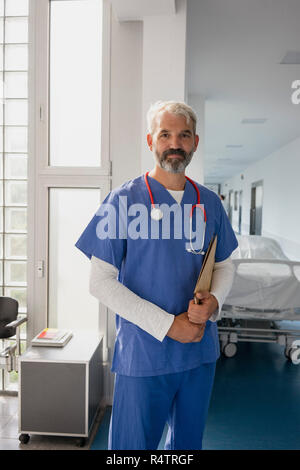 Portrait zuversichtlich männlicher Arzt im Krankenhaus Flur Stockfoto