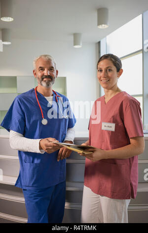 Portrait überzeugt ärzte mit medizinischen Aufzeichnung im Krankenhaus Stockfoto