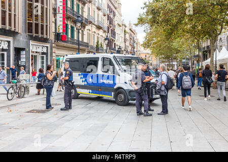 Barcelona, Spanien - 4. Oktober 2017: die Polizei bewacht eine Fußgängerzone gegen Terroranschläge. Behörden in wichtige Städte sind in Alarmbereitschaft. Stockfoto