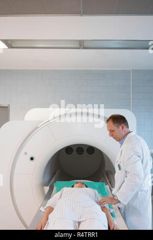 Arzt im Gespräch mit dem Patienten die Vorbereitung für die MRT im Krankenhaus Stockfoto