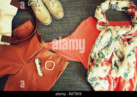 Herbst weiblichen Outfit. Kleidung, Schuhe und Zubehör auf grauem Hintergrund Stockfoto