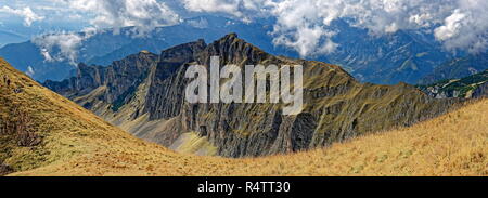 Mountain Range Dalfazer Wände im Rofangebirge, Blick vom Gipfel des Hochiss, Achensee, Tirol, Österreich Stockfoto