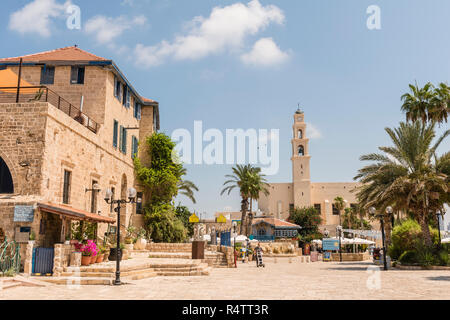 Platz in der Altstadt von Jaffa mit der Kirche St. Peter, den alten Hafen, Platz Kdumim, Tel Aviv-Jaffa, Israel Stockfoto