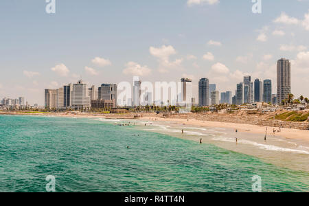 Die Leute am Strand, Alma Strand, Blick auf die Skyline von Tel Aviv mit Wolkenkratzern, Tel Aviv, Israel Stockfoto