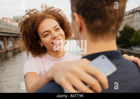 Glücklich, zärtlich Paar umarmen auf Brücke Stockfoto