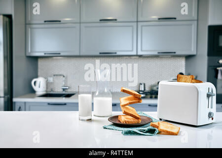 Tabelle serviert zum Frühstück mit Toast, Milch und Honig, auf verschwommenen Hintergrund. Platz kopieren Stockfoto