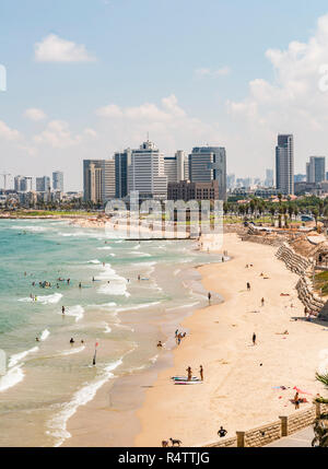 Die Leute am Strand, Alma Strand, Blick auf die Skyline von Tel Aviv mit Wolkenkratzern, Tel Aviv, Israel Stockfoto