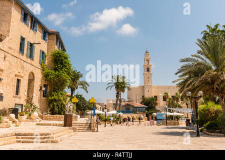 Platz in der Altstadt von Jaffa mit der Kirche St. Peter, den alten Hafen, Platz Kdumim, Tel Aviv-Jaffa, Israel Stockfoto