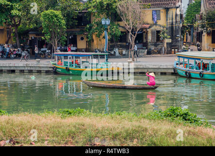 Hoi An die traditionelle vietnamesische Dame Rudern mit dem Boot über den Fluss Bon in Hoi An Stadt Vietnams. Stockfoto