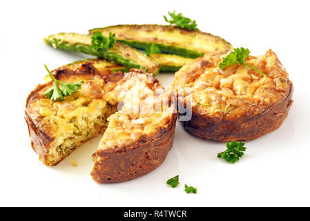 Gemüse Frikadellen mit gerösteten mini Zucchini und Petersilie garnieren auf weißem Hintergrund mit Kopie Raum, ausgewählte konzentrieren, enge Tiefenschärfe Stockfoto