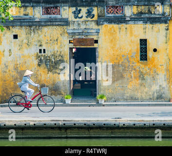 Hoi An die traditionelle vietnamesische Dame mit dem Fahrrad in die Altstadt von Hoi An Vietnam. Stockfoto