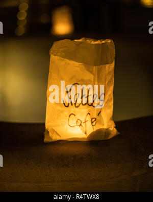 Die Kerze Licht Dekoration eines kleinen Coffee Shop, Nettes Cafe Stockfoto