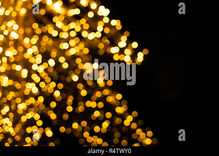 Die Lichter am Weihnachtsbaum leuchten in der Dunkelheit Stockfoto