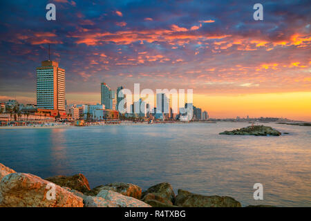 Skyline von Tel Aviv. Stadtbild Bild von Tel Aviv, Israel während des Sonnenuntergangs. Stockfoto