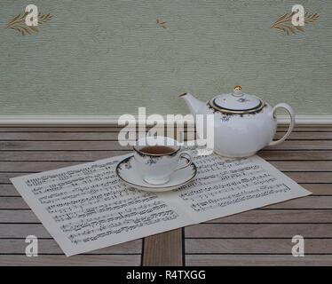 Englisch Teetasse mit Untertasse und Teekanne, Fine Bone China Porzellan, auf einem Blatt von Musik Stockfoto