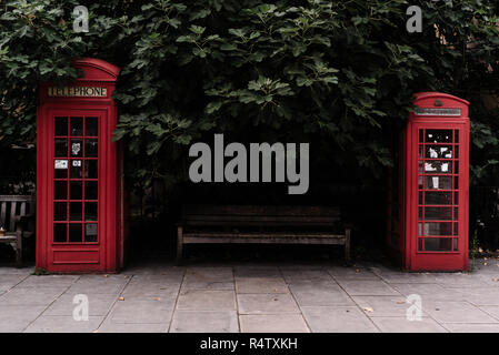 Die kultigen roten Telefonzellen von Sir Giles Gilbert Scott, London, UK. Stockfoto