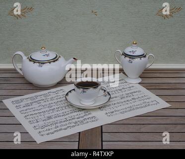 Englisch Teetasse mit Untertasse, Teekanne und Sugar Bowl, Fine Bone China Porzellan, auf einem Blatt von Musik Stockfoto