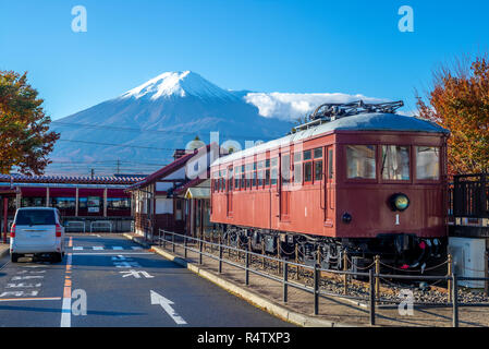 Nacht kawaguchiko Bahnhof in Japan Stockfoto