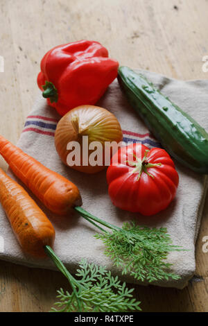 Kunststoff Gemüse auf dem Handtuch Stockfoto