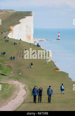 Beachy Head Leuchtturm mit Wanderer Wanderer und Wanderer genießen Sie einen Spaziergang entlang der beliebten South Downs Way England UK. Stockfoto