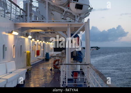 Am frühen Morgen Außenansicht an Bord der Brittany Ferries Schiff MV Bretagne, Kreuzung von Portsmouth St Malo. Stockfoto