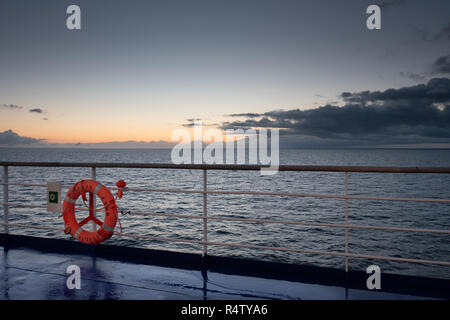 Rettungsring und Geländer auf MV Bretagne, Schiff den Kanal überqueren Stockfoto