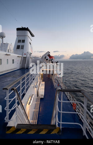 Am frühen Morgen Außenansicht an Bord der Brittany Ferries Schiff MV Bretagne, Kreuzung von Portsmouth St Malo. Stockfoto