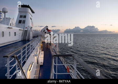 Am frühen Morgen Außenansicht an Bord der Brittany Ferries Schiff MV Bretagne, Kreuzung von Portsmouth St Malo. Stockfoto