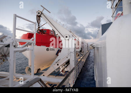 Am frühen Morgen Außenansicht der Rettungsboote an Bord der Brittany Ferries Schiff MV Bretagne, Kreuzung von Portsmouth St Malo. Stockfoto