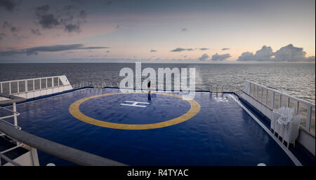 Am frühen Morgen Außenansicht der Hubschrauberlandeplatz an Bord der Brittany Ferries Schiff MV Bretagne, Kreuzung von Portsmouth St Malo. Stockfoto