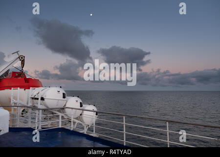 Am frühen Morgen Außenansicht an Bord der Brittany Ferries Schiff MV Bretagne, Kreuzung von Portsmouth St Malo. Stockfoto