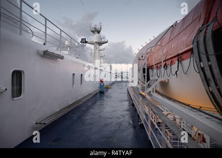 Am frühen Morgen Außenansicht der Rettungsboote an Bord der Brittany Ferries Schiff MV Bretagne, Kreuzung von Portsmouth St Malo. Stockfoto