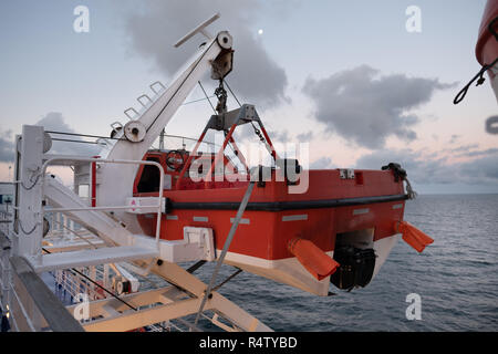 Am frühen Morgen Außenansicht der Rettungsboote an Bord der Brittany Ferries Schiff MV Bretagne, Kreuzung von Portsmouth St Malo. Stockfoto